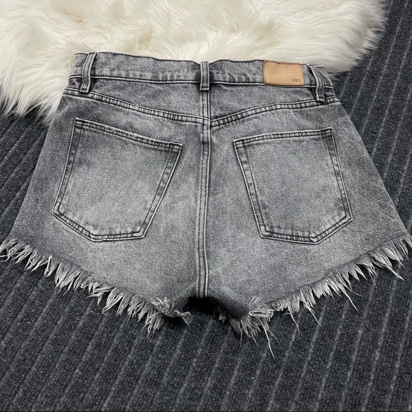 ZARA Shorts Denim Jean Distressed Cut Off Raw Fringe Frayed Gray Black Size 6 - Picture 3 of 8